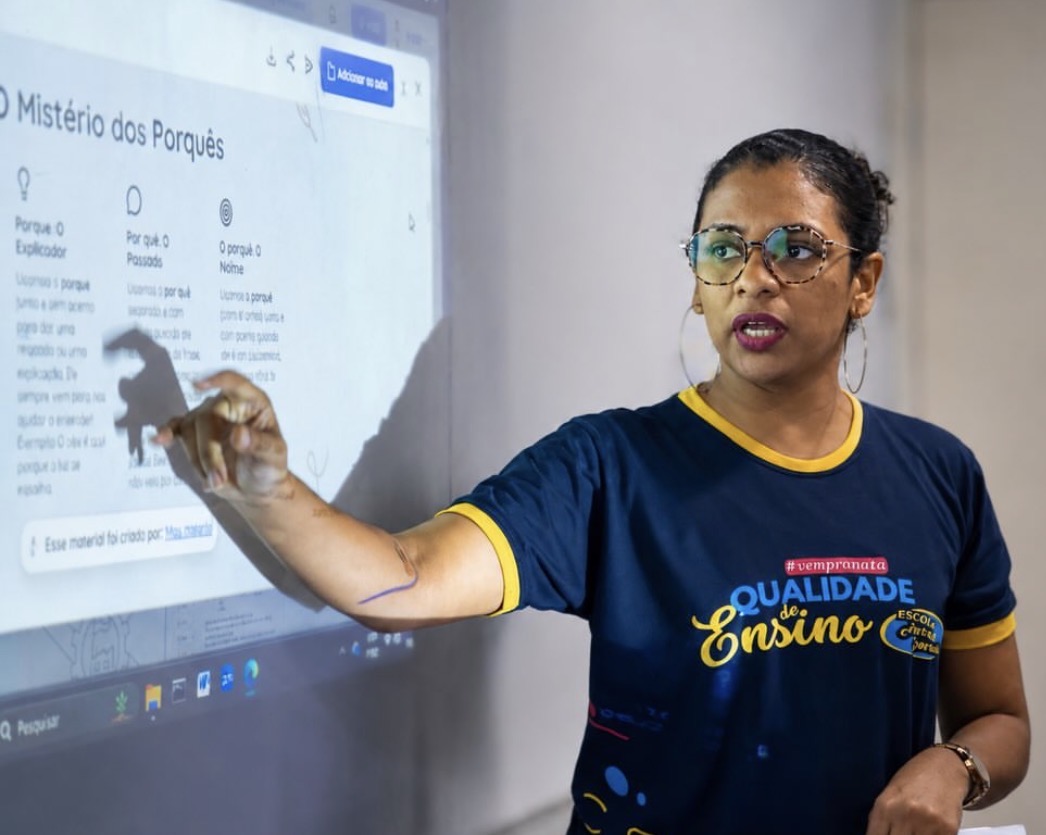 Professora conduzindo uma atividade em sala
